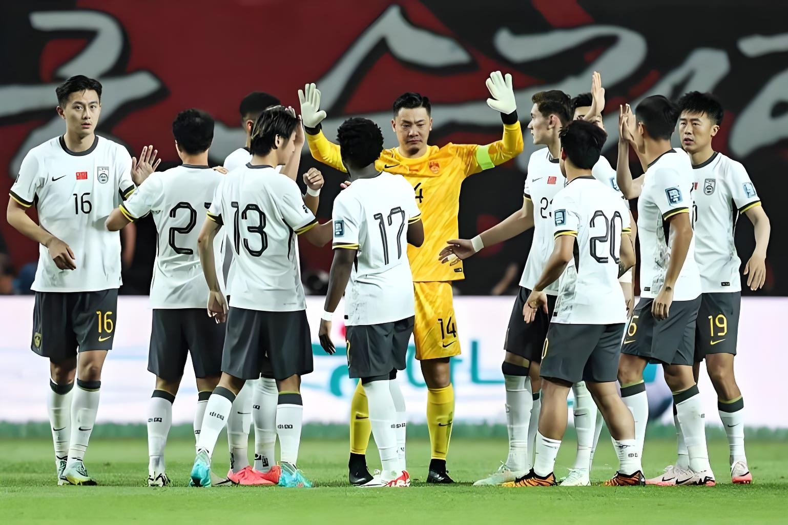 关于亚洲足球盛事：双方激烈对决场面精彩纷呈的信息