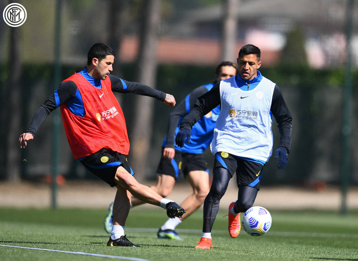 包含卡利亚里遭遇主场苦战，难得一分的词条