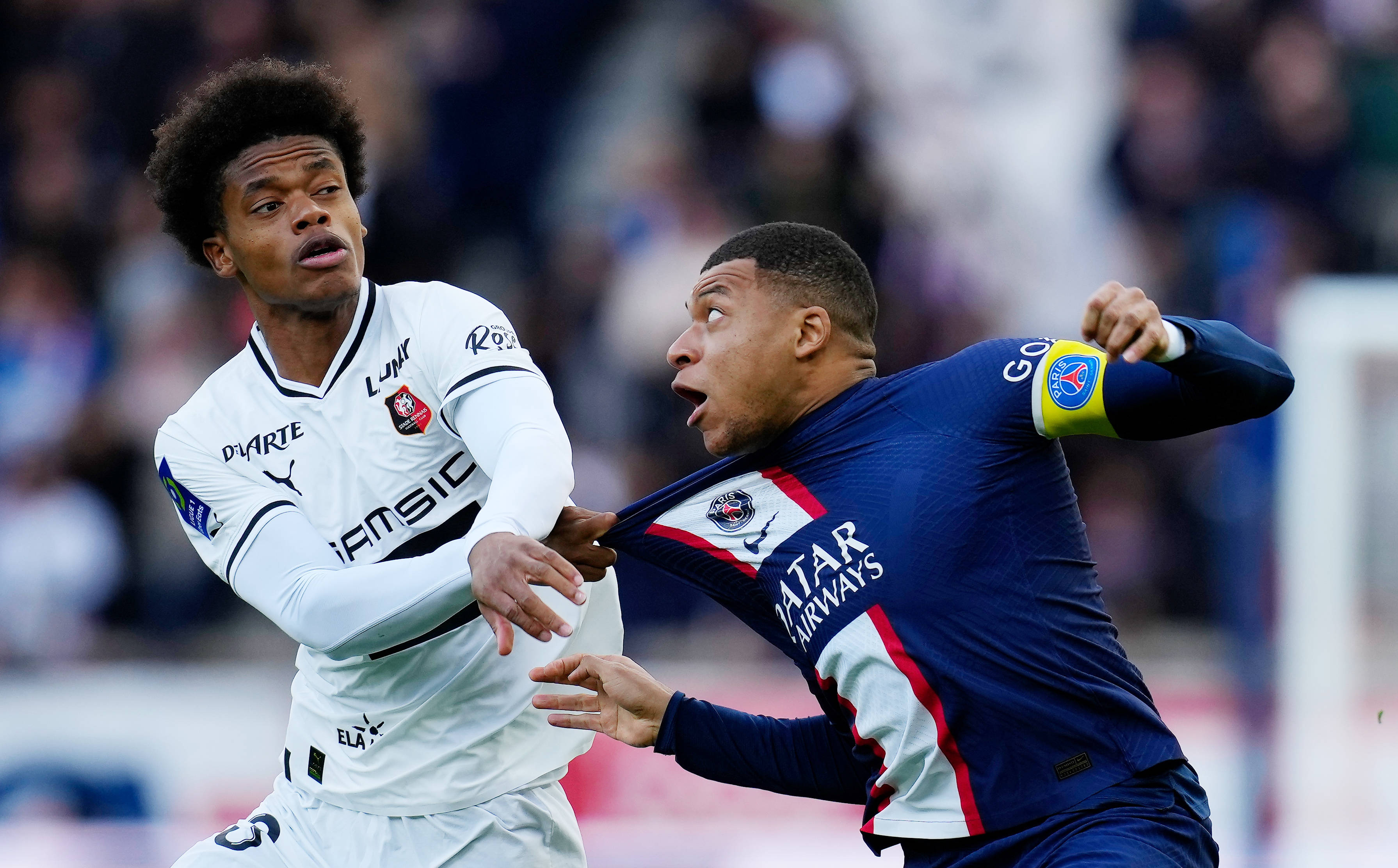 包含巴黎圣日耳曼对决曼城：野心勃勃的词条