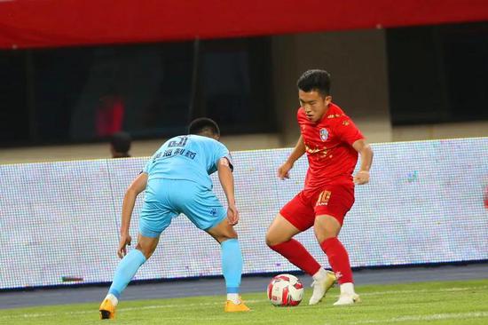 包含青岛黄海中场被罚下场，影响球队比赛节奏的词条