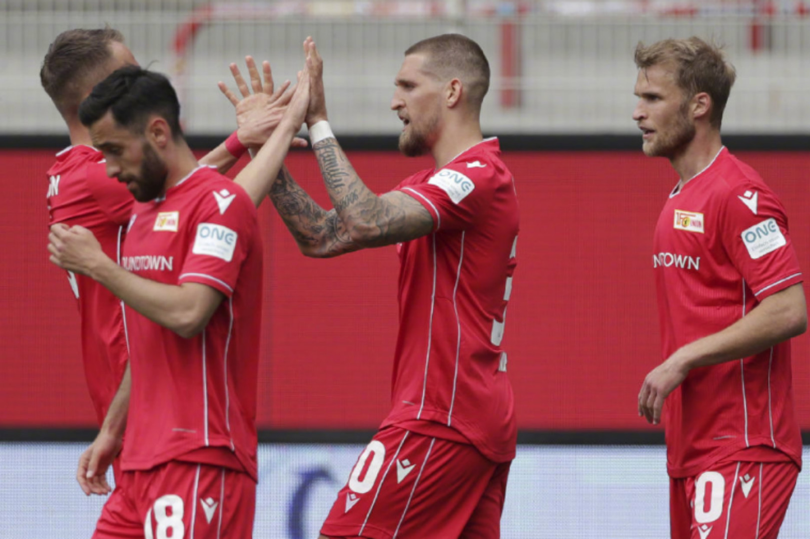 沙尔克遭遇连败，主教练急需调整战术