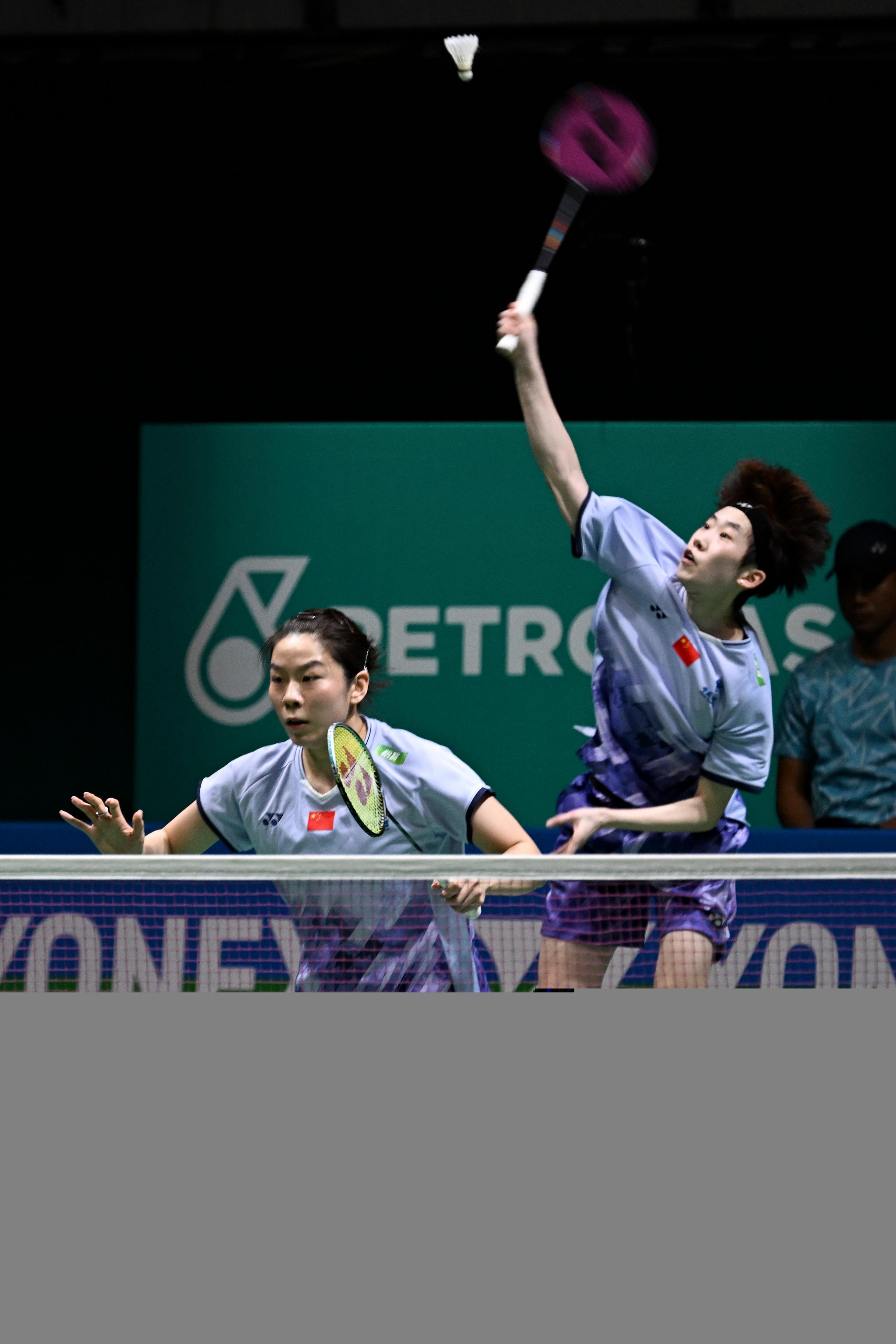 羽毛球比赛中选手精彩对决呈现观众的简单介绍