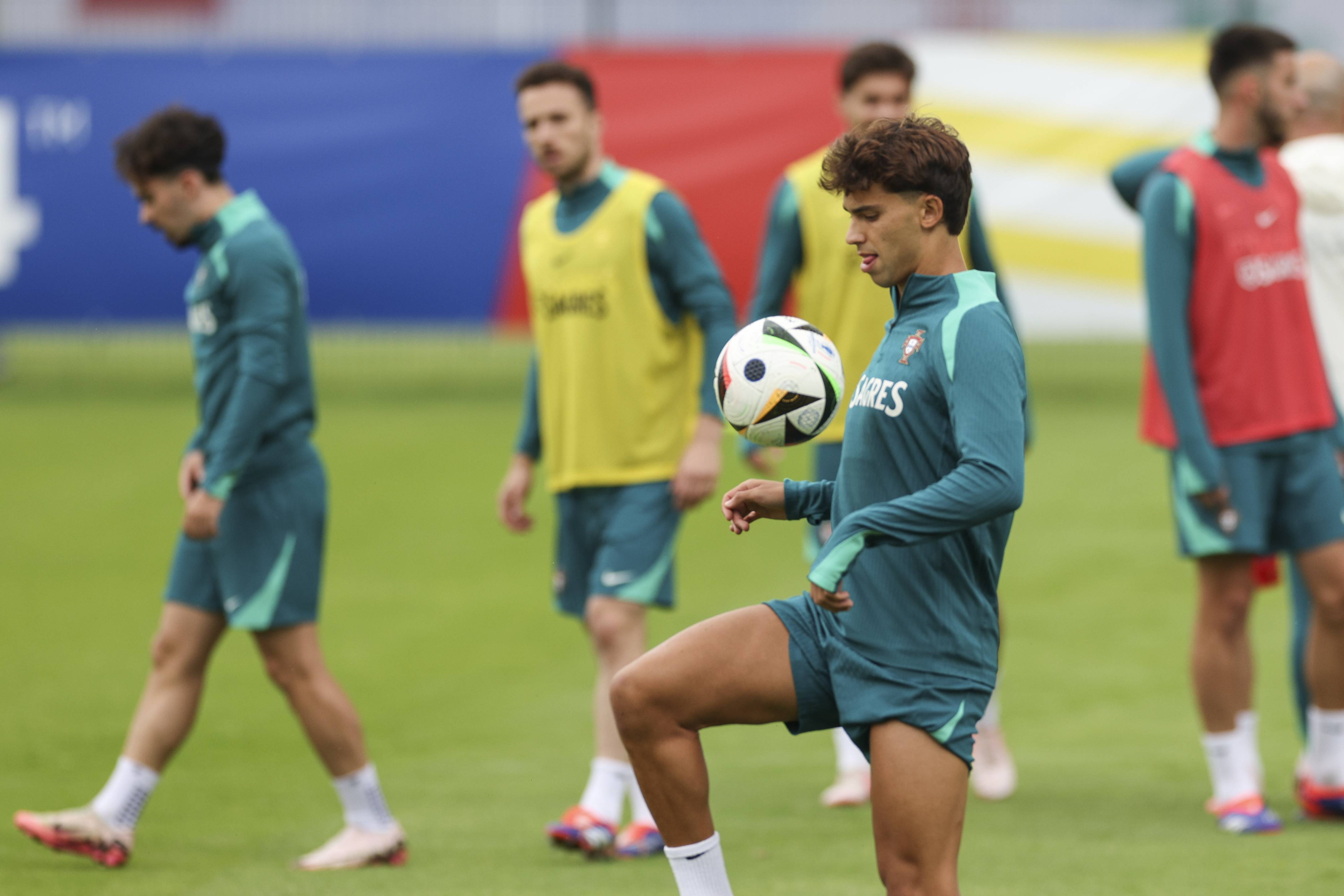 包含葡萄牙足球联赛中，波尔图队以强势姿态领跑的词条