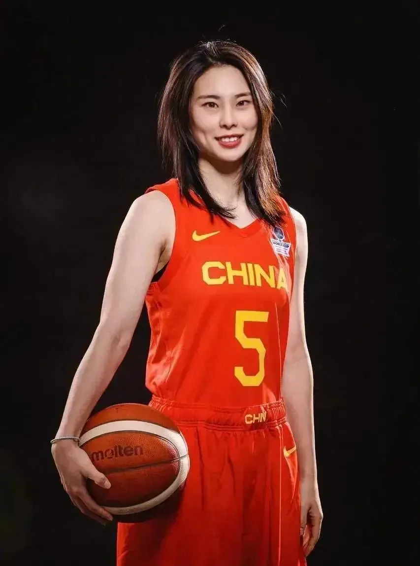 铿锵玫瑰：女子篮球队飒爽亮相的简单介绍