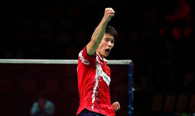 锐不可挡,球队击败对手,登上领奖台 锐不可挡,球队击败对手,登上领奖台