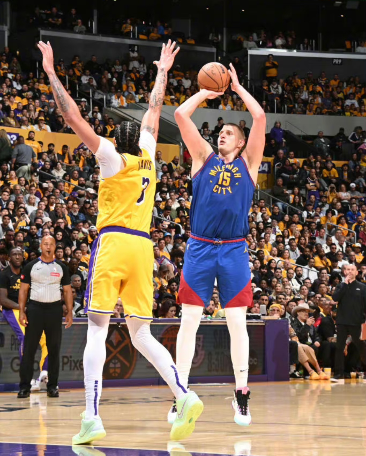 湖人血洗鹈鹕，拉塞尔统治全场的简单介绍